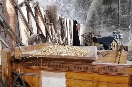 Vecchi attrezzi da lavoro nel crotto che ospita il Museo della civiltà contadina