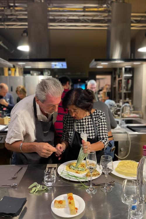 Due persone di mezza età stanno facendo un corso di cucina per coppie a Milano