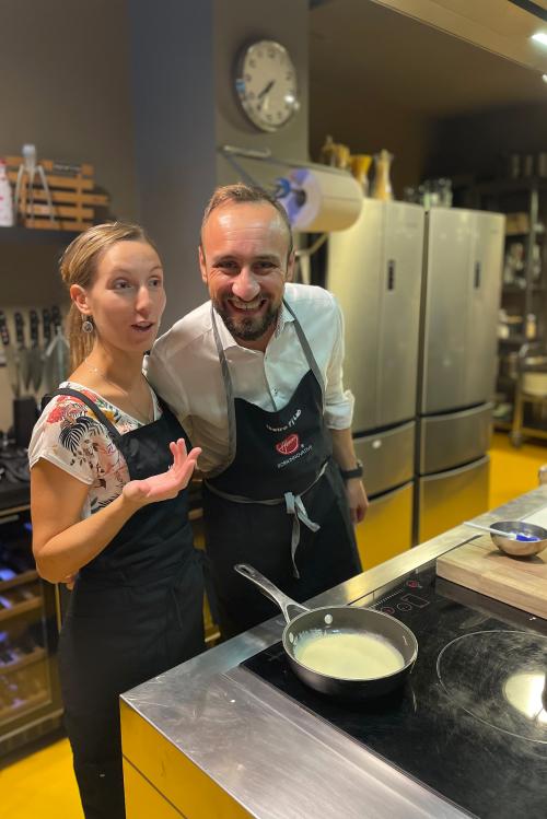 Due ragazzi giovani si stanno divertendo durante una cooking class per coppie a Milano in Lombardia