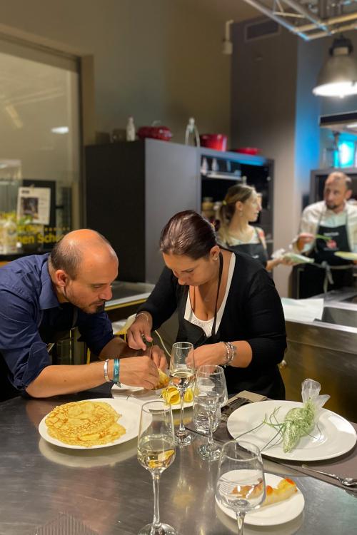 Una coppia mentre impiatta una pietanza preparata durante un corso di cucina a Milano in Lombardia