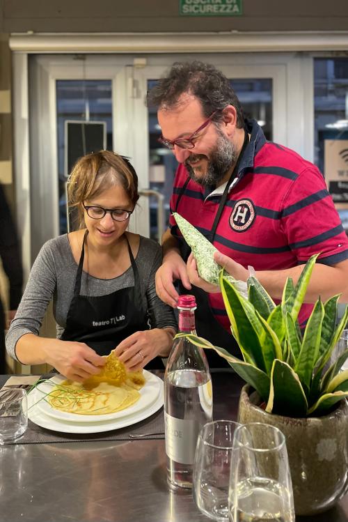 Una coppia si diverte cucinando durante una cooking class a Milano