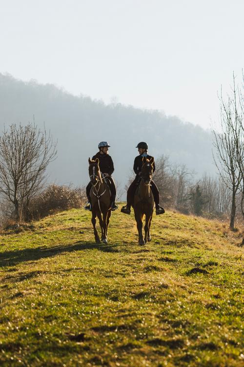Due ragazzi durante una passeggiata a cavallo incrociano i loro sguardi