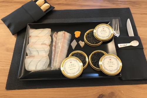 Degustazione di tre tipi di caviale e di carne di storione affumicato in una azienda ittica vicino Mantova in Lombardia