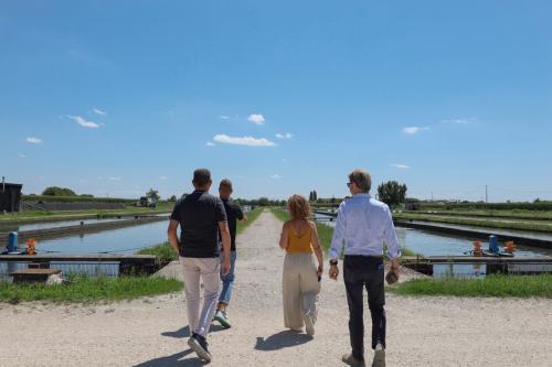 Un gruppo di persone sta facendo la visita guidata degli allevamenti di una azienda ittica vicino Mantova in Lombardia