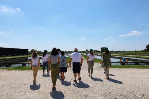 Un gruppo di persone sta facendo la visita guidata di una azienda ittica in provincia di Mantova in Lombardia
