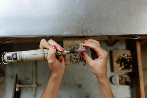 Creazione di un gioiello a Milano utilizzando la tecnica della lavorazione della cera persa