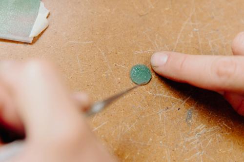 Creazione di un gioiello usando la tecnica di lavorazione della cera persa