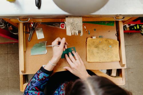 Una orafa sta creando un gioiello con la tecnioca della cera persa a MIlano nel suo laboratorio