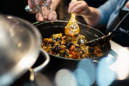 Condimenti preparati durante il corso per imparare a preparare la pasta fresca durante una cooking class a Milano