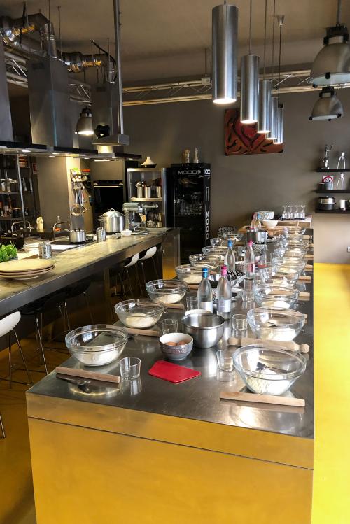 Scuola di cucina nel centro di Milano pronta per accogliere persone iscritte ad un corso di cucina per imparare a fare la pasta fresca