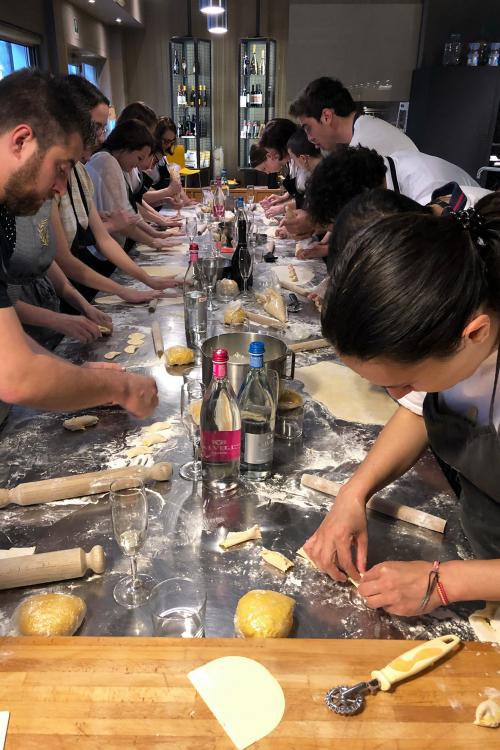 Un gruppo di ragazzi durante il corso a Milano per imparare a fare la pasta fresca