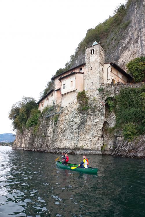 Due ragazzi pagaiano a bordo di una canoa canadese sul Lago Maggiore vicino Santa Caterina del Sasso