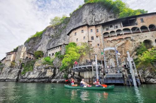 Tre persone durante il tour in canoa canadese con guida a Santa Caterina del Sasso sul Lago Maggiore