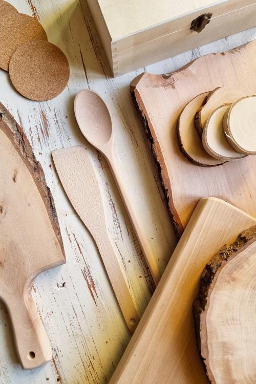 Diverse superfici in legno che possono essere utilizzate per incidere con il pirografo durante il corso di pirografia in Val Seriana in Lombardia
