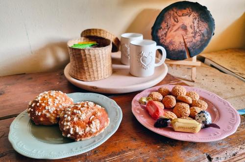Merenda con te e biscotti offerta durante il workshop di pirografia in Val Seriana in Lombardia