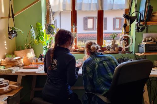 Una artigiana e la sua allieva durante il workshop di pirografia in Val Seriana vicino Bergamo