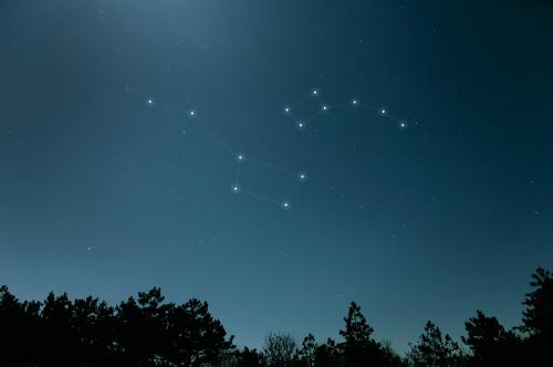 Escursione notturna nella natura per osservare le stelle e le costellazioni invernali in Franciacorta in Lombardia