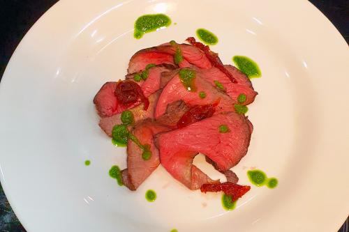 Carne cotta al sangue e tagliata sottile durante il corso di cucina a Milano in Lombardia
