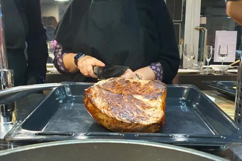 Taglio della carne cotta durante il corso di cucina a Milano