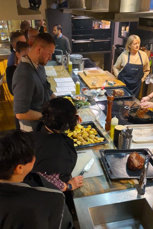 Un gruppo di persone durante il corso di cucina sulla carne a Milano in Lombardia