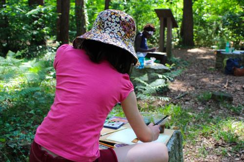 Un gruppo di persone durante un workshop en plein air di acquerello nel Parco Pineta in Lombardia
