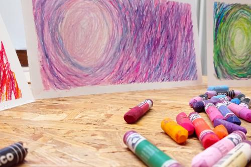 Pastelli ad olio e fogli colorati il risultato del corso creativo vicino a Como in Lombardia