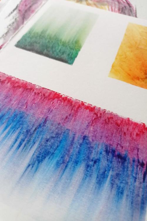 Tela colorata con i pastelli ad olio durante il corso creativo vicino a Como in Lombardia