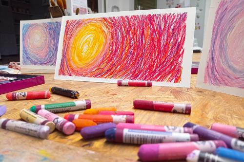 Una serie di disegni realizzati con pastelli ad olio durante il corso creativo nei dintorni di Como in Lombardia