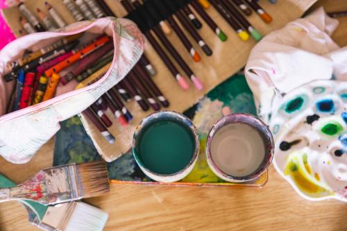 Colori pastelli pennelli e strumenti necessari per il corso di illustrazione_ vicino a Como in Lombardia
