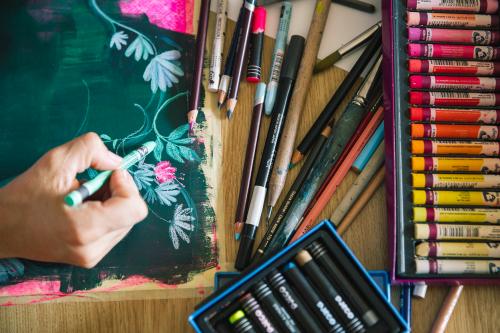 Mani di una ragazza che disegna una illustrazione durante il corso creativo non lontano da Como in Lombardia