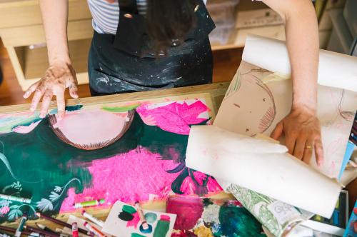 Ragazza mentre colora con le dita su un grande foglio durante il corso di illustrazione vicino a Como