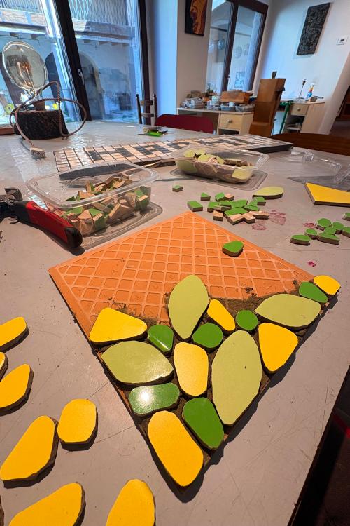 Creazione di un mosaico durante il laboratorio a Brenta vicino al Lago Maggiore e Varese in Lombardia