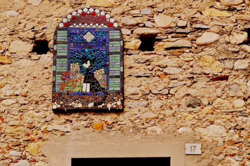 Mosaico appeso al muro di una vecchia casa a Brenta vicino il Lago Maggiore in Lombardia