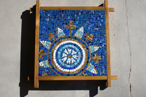 Mosaico incorniciato e appeso sul muro esterno di una casa nel centro storico di Brenta vicino al Lago Maggiore in Lombardia