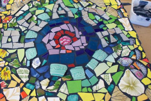 Mosaico realizzato con pezzi di piastrelle di scarto durante il corso a Brenta vicino Varese in Lombardia