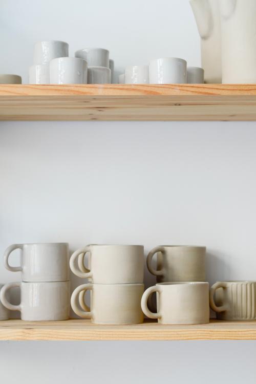 Diverse tipologie di tazzine realizzate durante un workshop di ceramica a Brescia