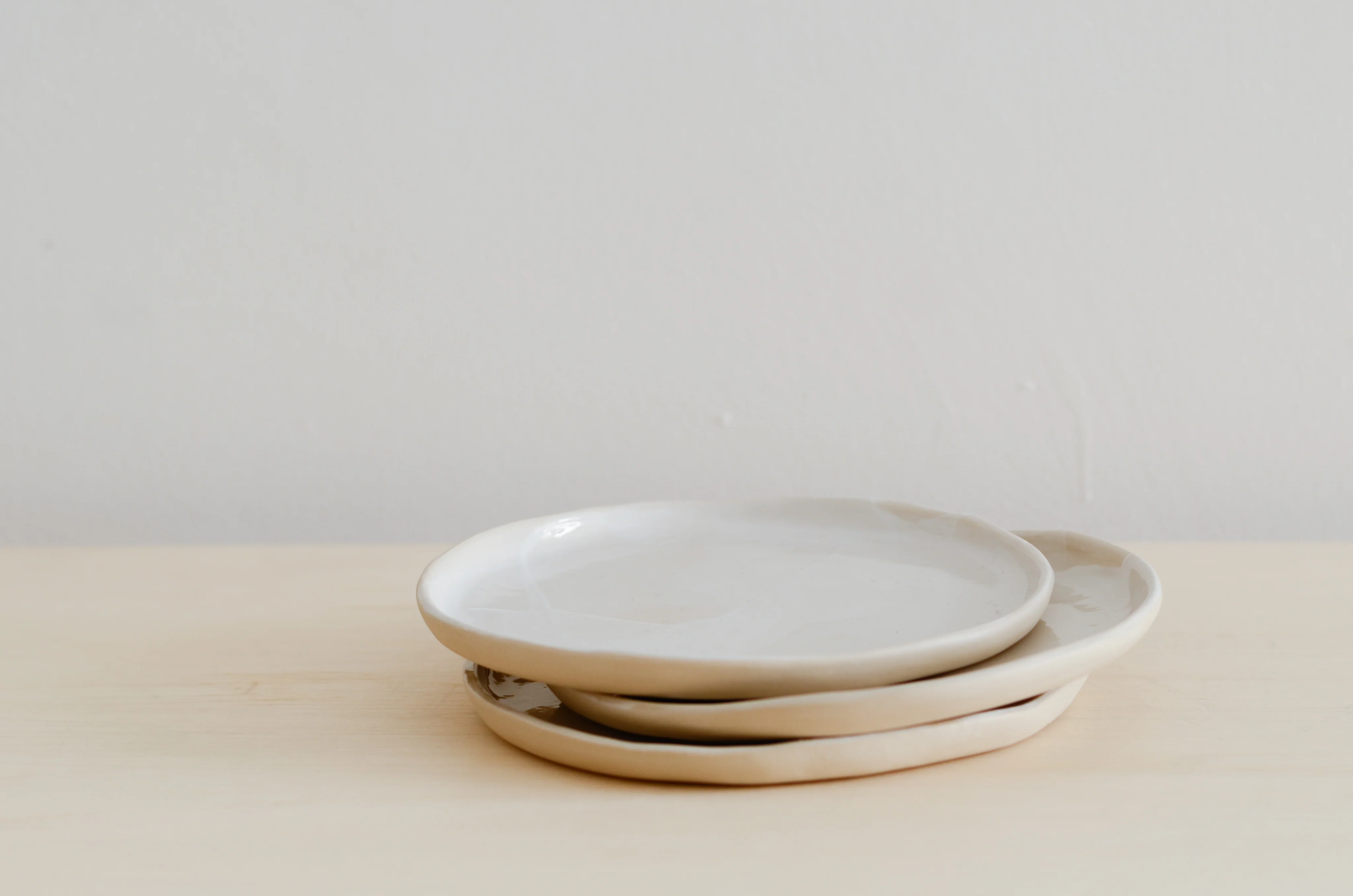 Piattini del dolce bianchi e in ceramica realizzati a mano in un laboratorio di Brescia