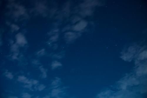 Cielo stellato con alcune nuvole illuminato dalla luna in Oltrepò Pavese in Lombardia