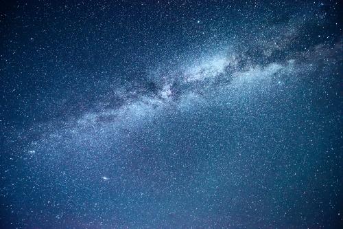 Osservazione del cielo con telescopio durante una serata tra i vigneti con picnic in vigna in Oltrepò Pavese