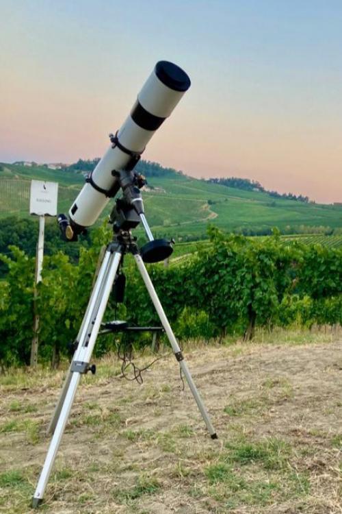 Telescopio per osservare le stelle posizionato tra i vigneti dell'Oltrepò Pavese