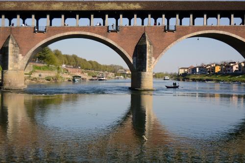 Particolare ponte vecchio di Pavia in Lombardia uno dei punti di interesse dell'escape game urbano