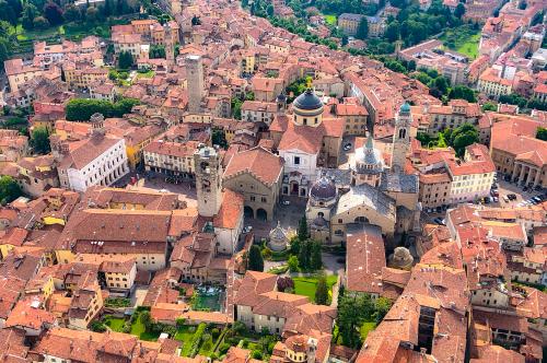 Città di Bergamo in Lombardia vista dall'alto durante l'escape game on the road