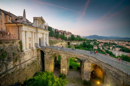 Foto dall'alto delle mura venete di Bergamo durante un escape game urbano