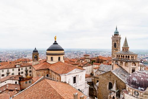 Fotografia dall'alto dei monumenti di Bergamo Alta in Lombardia durante l'escape game urbano