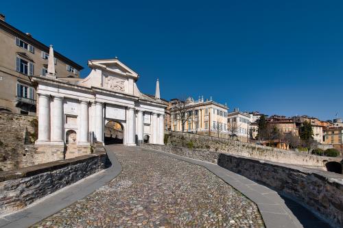 La porta principale delle mura venete di Bergamo Alta in Lombardia durante l'escape game urbano