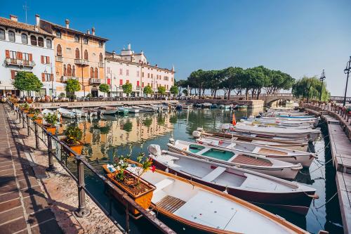 Il porticciolo di Desenzano del Garda uno dei luoghi dell'escape game urbano