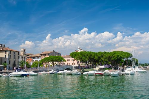 Porticciolo di Desenzano del Garda in Lombardia meta di un escape game urbano davvero avvincente