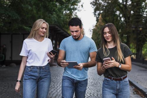 Tre ragazzi passeggiano nel centro storico di Desenzano del Garda durante un escape game urbano davvero entusiasmante