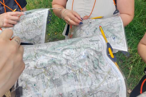 Delle ragazze stanno partecipando ad una esperienza di orienteering poco distante dal Lago di Garda in Lombardia