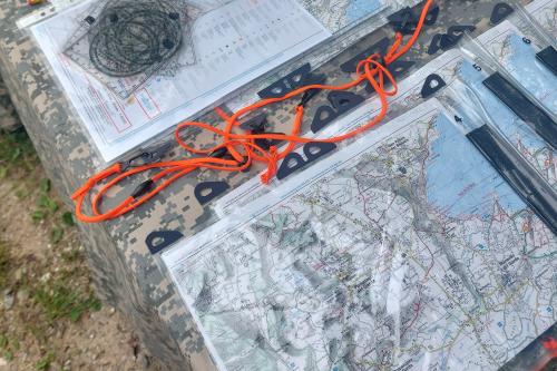Mappe bussole e coordinatometri pronti per l'esperienza di orienteering in Lombardia